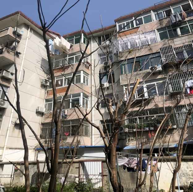 �Ϸ���**�´�С�^���и����Ŀ�漰��λ�ںϷ��кɻ�·�����ƌW�u·�|������·�ϺϷ���**�´�С�^סլ�÷�ͬ�^�������ͨ��Ʒ���Ј��r���u���Ŀ